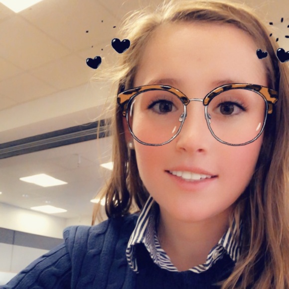 Meet your Posher, Cece - Picture 2 of 4